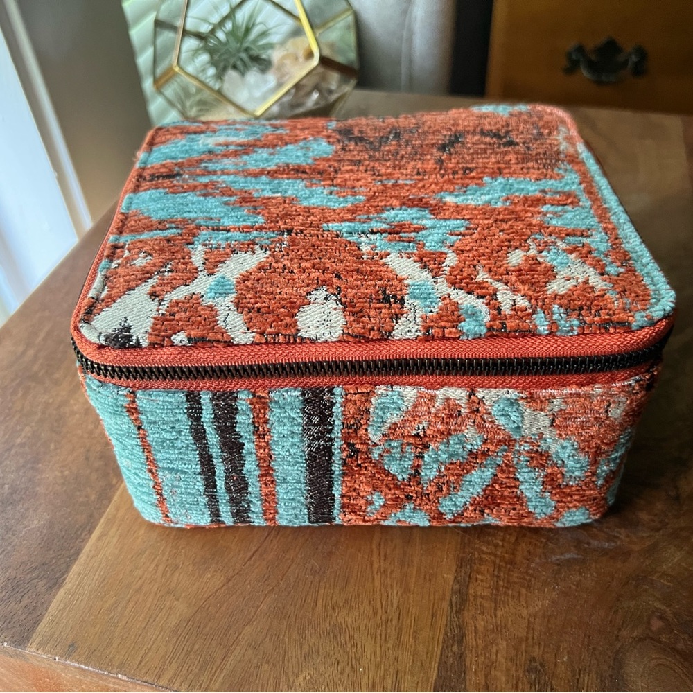 Travel jewelry box with jewelry pouches